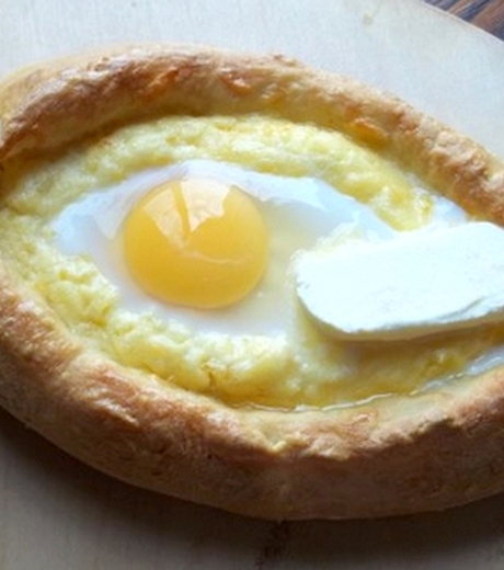 წარმოგიდგენთ მარტივ კულინარიულ რეცეპტს გემრიელი აჭარული ხაჭაპურის მოსამზადებლად. გაეცანით და შეაფასეთ!