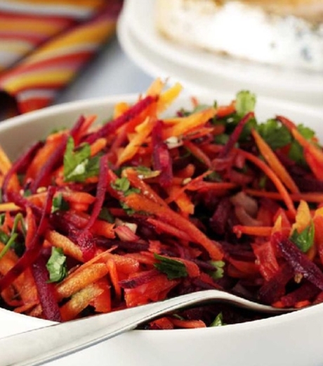 მარტივი ფერადი სალათა ცოცხალი ხრაშუნა ბოსტნეულით.